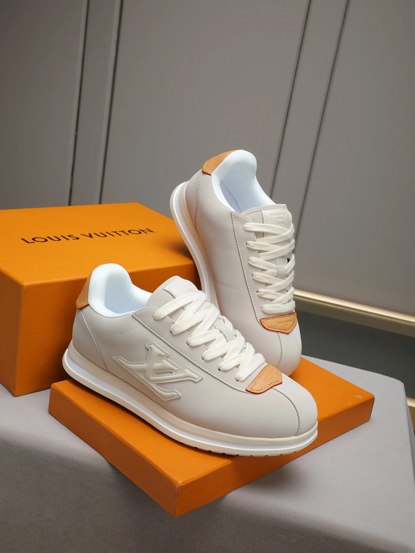 PP560 LV Louis Vuitton L Jialu Brand Runner Tatic Series Thick-soled Casual Sports Shoes Running Shoes Original purchase, development and production This LV Runner Tatic sports shoe combines technical materials such as mesh fabric and ribbons to interpret the inspiration of traditional mountaineering shoes. LV letters are written on one side, the lariat buckle of the quick lacing system is embellished with Monogram flowers and Louis Vuitton logos, and the light and wear-resistant rubber outsole completes the whole. ▪️Fabric: Original imported cowhide + mesh ▪️Inner lining: Original customized breathable mesh ▪️Sole: Original open-molded anti-slip rubber combination material ▪️Size: Men's 38-44 (customized for 45 and 46)